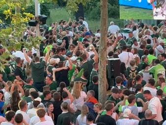 Der VfL Wolfsburg geht früh gegen den SC Paderborn in Führung. Die Wölfe-Fans gehen direkt aus dem Sattel. 