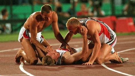 Frank Busemann wird von Frank Müller (li.) und Dirk-Achim Pajonk nach seiner Silbermedaille in Atlanta beglückwünscht.