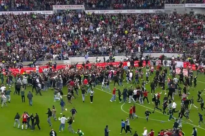 Platzsturm! Fan-Ekstase bei Aufstieg