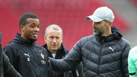 Trainer Marco Rose im Gespräch mit Stürmer Alassane Plea