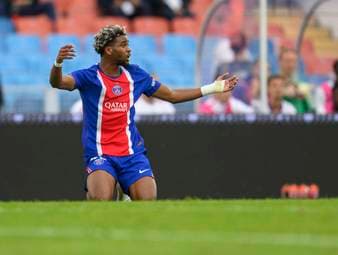 Auf dem Transfermarkt bahnen sich gleich mehrere spannende Wechsel an. Während ein PSG-Juwel vor einem überraschenden Transfer steht, könnte auch Bayer Leverkusen bald den nächsten Neuzugang präsentieren.