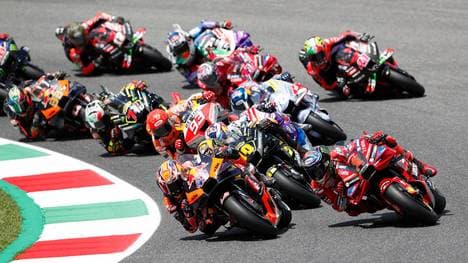 Grand Premio D™Italia Oakley During the Grand Premio D™Italia Oakley MotoGP Race at Mugello Autodromo, Italy. 43 Jack Miller, Factory Red Bull KTM leads 1 Francesco Bagnaia, ITA, Lenovo Ducati and 10 Luca Marini, ITA, Mooney VR6 Racing on the first lap Mugello Italy Copyright: xGrahamxHoltx _DX_0799