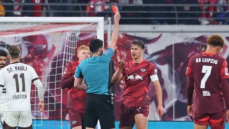 Willi Orban wurde von Schiedsrichter Florian Badstübner mit glatt Rot vom Platz gestellt