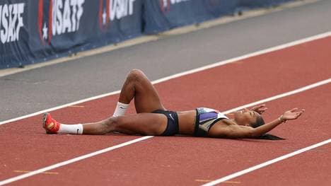 Erleichtert am Boden: Tara Davis-Woodhall