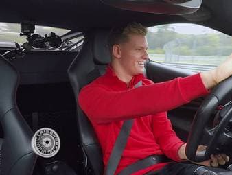 Mick Schumacher geht zusammen mit Tim Schrick auf Probefahrt in zwei Ferrari F8 Tributo. Mittels Telefon-Freisprecheinrichtung können beide ganz gemütlich während der Hatz über den Bilster Berg plaudern. Wobei gemütlich in diesem Fall relativ ist, wenn zwei Rennfahrer mit über 1.400 PS auf der 4,2 km langen Achterbahn unterwegs sind. Daneben bietet die 11. Ausgabe der World Ducati Week eine perfekte Mischung aus Spaß, Motorrädern, Fahrerlebnissen und Shows. „Triebwerk“ ist in Misano mittendrin und schaut, was es bei „ForzaDucati“ Neues gibt.