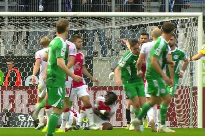 Derby, Spitzenspiel - und dann so eine dumme Rote Karte!