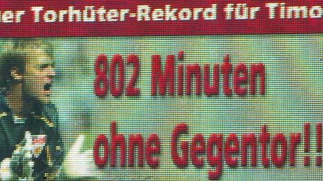 Die Rekordmarke stellt Timo Hildebrand im Tor des VfB Stuttgart auf. Beim 0:0 gegen den 1. FC Köln schnappt sich der VfB-Keeper am 8. Spieltag der Saison 2003/2004 den alleinigen Rekord von Kahn. Stuttgart und Hildebrand hatten auch im letzten Spiel der Vorsaison zu Null gewonnen. Hildebrands Rekord wird im Stadion natürlich gebührend gefeiert