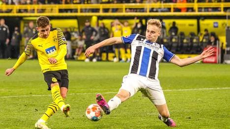 Amos Pieper (re.) kämpft mit Bielefeld um den Klassenerhalt