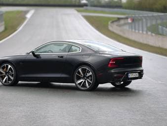 Der Polestar 1 ist direkt als Volvo zu erkennen, allerdings ist kein einziges Volvo-Logo zu finden. Stattdessen klebt auf Front und Heck das Polestar-Emblem. Polestar war ursprünglich mal Haustuner von Volvo, so etwas wie M für BMW. Vor ein paar Jahren wurde Polestar dann zur eigenen Marke befördert, zuständig für Elektro-Power. Dass die Marke es ernst meint, verdeutlicht das erste Modell Polestar 1. Carbon-Karosserie und ein Hybrid-Antrieb mit einer Systemleistung von 609 PS sorgen dafür, dass die gewohnte Performance nicht auf der Strecke bleibt. Apropos Strecke – am Bilster Berg lernt das schicke Hybrid-Coupé erst mal Tims Grenzbereiche kennen.