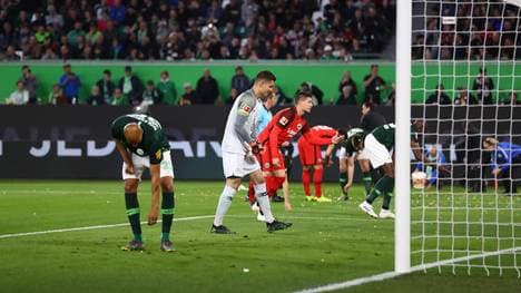Wolfsburg: Mit vereinten Kräften befreien die Protagonisten das Spielfeld von den Ostereiern