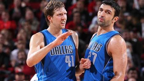 Zaza Pachulia leiht sich Holger Geschwindner von Dirk Nowitzki aus