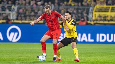 Harry Kane (l.) im Zweikampf mit Ramy Bensebaini 