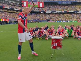 Nach dem 2:1-Sieg über Brasilien kennt die norwegische Freude keine Grenzen mehr. Während Erling Haaland auf dem Platz den Trommler gibt und die norwegischen Fans mal wieder zum Rudern ansetzen, feiert Haalands Papa auf der Tribüne mit einem Glas Sekt in der Hand.