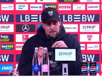 Stuttgarts Deniz Undav verschießt gegen den HSV einen Elfmeter und holt sich vor dem Kracher gegen Bayern die fünfte Gelbe Karte nach einer Rangelei mit seinem Gegenspieler. VfB-Coach Sebastian Hoeneß hat Verständnis für seinen Angreifer.