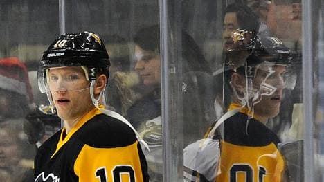 Christian Ehrhoff spielt seit 2014 für die Pittsburgh Penguins-Colorado Avalanche v Pittsburgh Penguins
