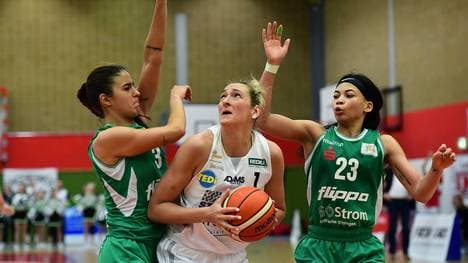 Katharina Fikiel steht vor dem Ruin