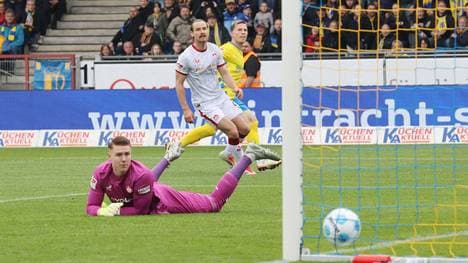 Julian Krahl (l.) konnte die Pleite bei Eintracht Braunschweig nicht verhindern