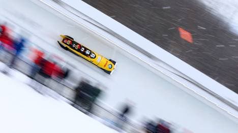 Der Bob von Nico Walther wird auch durch die Eisbahn in Altenberg gleiten