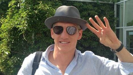 Und tschüss! Bastian Schweinsteiger auf dem Weg in den Urlaub.