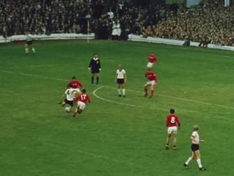 Mit seiner Eleganz auf dem Rasen prägte Franz Beckenbauer eine ganze Ära des Weltfußballs - und glänzte für Deutschland auch bei mehreren WM-Turnieren.
