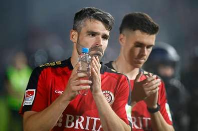 "Frechheit": VAR-Ärger bei Relegations-Krimi