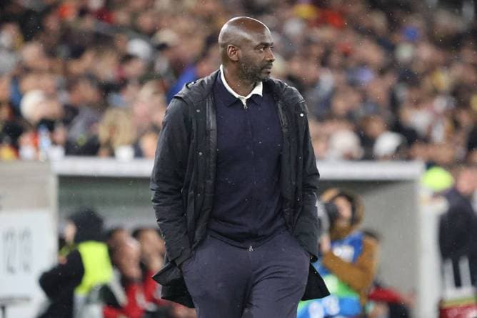 Er singt auf der PK - und fliegt kurz darauf raus