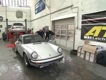 PS Profi Zuschauer Heiko steht total auf die 80er und wünscht sich einen Sportwagen aus dieser Zeit. Sein Budget liegt bei 20 000 Euro. Heikos Favorit ist ein Porsche 911 Targa. Jean Pierre und Sidney machen sich auf die Suche nach geeigneten Modellen und checken neben dem Kult-Porsche auch noch einen Jaguar XJS und einen Ferrari Mondial.