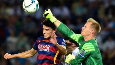 Marc-Andre ter Stegen vom FC Barcelona ist vor Teamkollege Marc Bartra