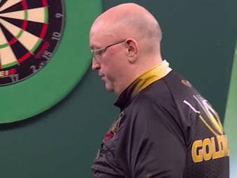 Andrew Gilding schlägt bei der Darts-WM in seinem Erstrundenmatch Cameron Crabtree. Dabei sorgt der Darts-Routinier auch für einen Lacher - und überrascht die Kommentatoren.