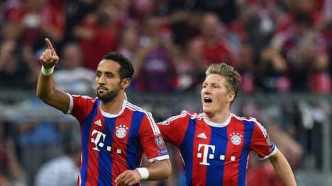 Medhi Benatia (l.) und Bastian Schweinsteiger vom FC Bayern 