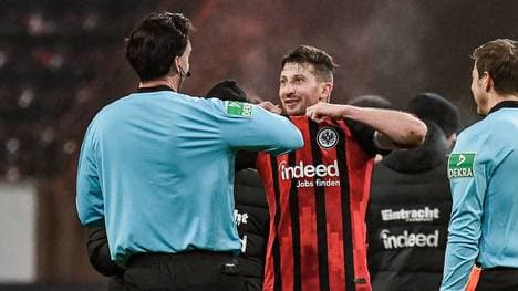 David Abraham tauschte nach seinem letzten Spiel das Trikot mit Schiri Manuel Gräfe