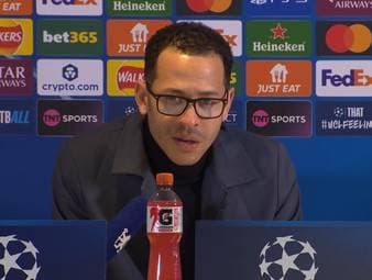 Im Champions League Achtelfinale verliert Chelsea 5:2 gegen PSG. In der Pressekonferenz nach dem Spiel lobt Chelseas Trainer, Liam Rosenior, die Leistung von PSG und zeigt Verständnis für den Frust der Fans.