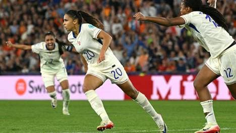 Delphine Cascarino (M.) und Frankreich drehen das Spiel