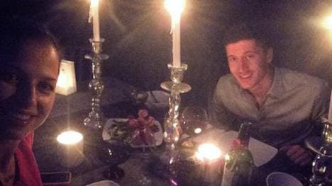 Robert Lewandowski freut sich über das gemeinsame Abendessen mit seiner Anna.