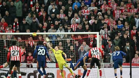 Nick Woltemade köpft ins eigene Tor