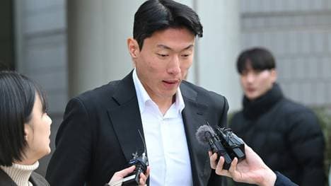 Hwang Ui-jo am Gerichtsgebäude