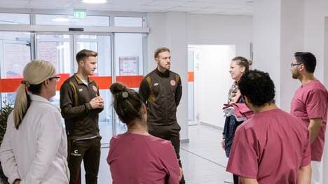 Johannes Eggestein (l.) und Lukas Daschner vom FC St. Pauli bei ihrem Besuch in der Altenpflegeeinrichtung