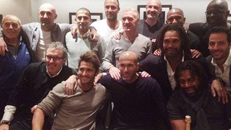 So sieht ein Legendentreffen in Frankreich aus - Zinedine Zidane (2. v. r.) ist mittendrin.