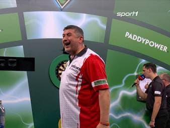 Luke Littler startet mit einer Machtdemonstration gegen Mensur Suljović. Als dieser sein erstes Leg für sich entscheiden kann, gibt es eine kleine Showeinlage. Was Joe Cullen wohl dazu sagt?