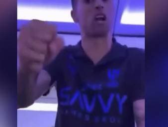 Ex-Bayern-Leihe Joao Cancelo postet in seiner Instagram-Story ein Video, in dem er einem Kollegen offenbar mit der Faust droht. Doch dahinter steckt ein offensichtlicher Spaß.