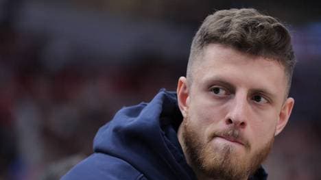 Isaiah Hartenstein fällt gegen die Atlanta Hawks