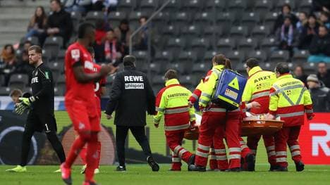 Rafael Czichos muss vom Platz getragen werden