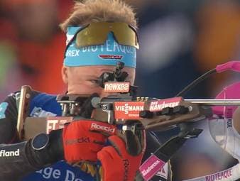 Beim letzten Staffelrennen dieser Saison läuft das deutsche Quartett mit zwei Strafrunden und elf Nachladern am Podest vorbei. Großen Jubel gibt es bei den Norwegern.