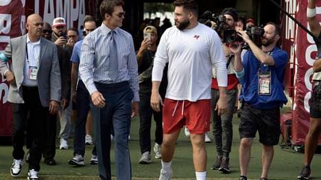 NFL-Legende Tom Brady spricht mit Bucs-Center Robert Hainsey (r.)