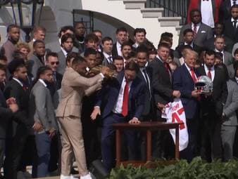 Bei der Zeremonie im Weißen Haus lässt US-Vizepräsident J. D. Vance die Trophäe fallen. Der Patzer sorgte für großes Gelächter.