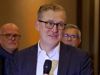 Auf seiner Bankettrede nach der Niederlage gegen den FC Arsenal versucht Jan-Christian Dreesen den ersten Dämpfer der Saison mit einem Lächeln abzumoderieren und die positiven Dinge der bisherigen Saison hervorzuheben.