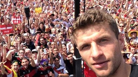 Gut aufgelegter Thomas Müller bei der WM-Party in Berlin.