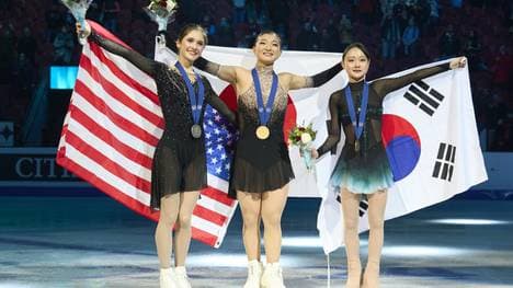 Sakamoto (Mitte) machte den WM-Hattrick perfekt