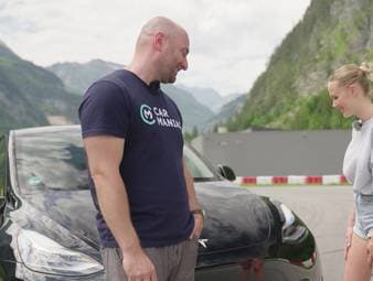 „Car Maniac“ ist die erste Auto-Late-Night-Show im deutschen Fernsehen mit Tests rund um die Elektromobilität mit spannenden Gästen. In der ersten Folge testen Chris & Laura-Marie Geissler die Top-Modelle von Tesla, Porsche und Mercedes.
