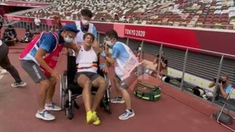 Thomas van der Plaetsen muss im Rollstuhl abtransportiert werden